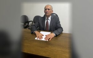 Dr. Gilvandi, advogado tributarista, sentado em sua mesa para explicar a defesa em execução fiscal de IPTU