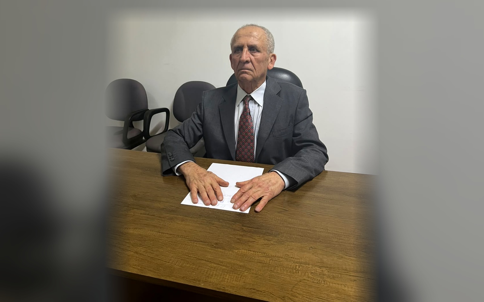 Dr. Gilvandi, advogado tributarista, sentado em sua mesa para explicar a defesa em execução fiscal de IPTU